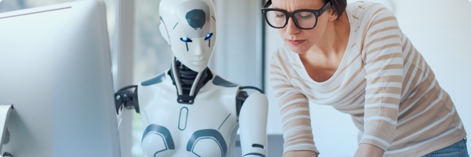 kvinna bredvid robot