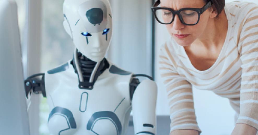 kvinna bredvid robot